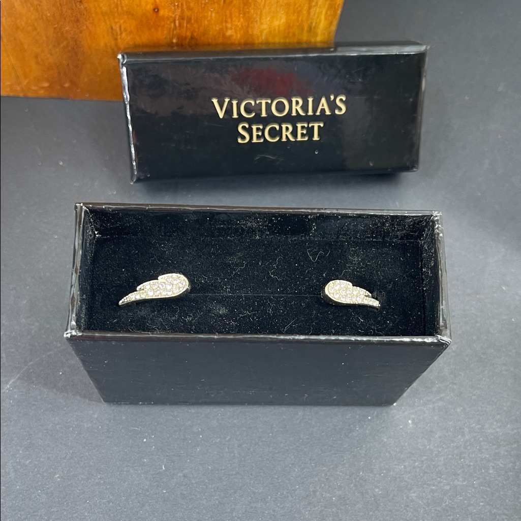 210.26-12 Nwt Victoria's Secret Sparkling Silver Wing Cuff Goldtone Bracelet